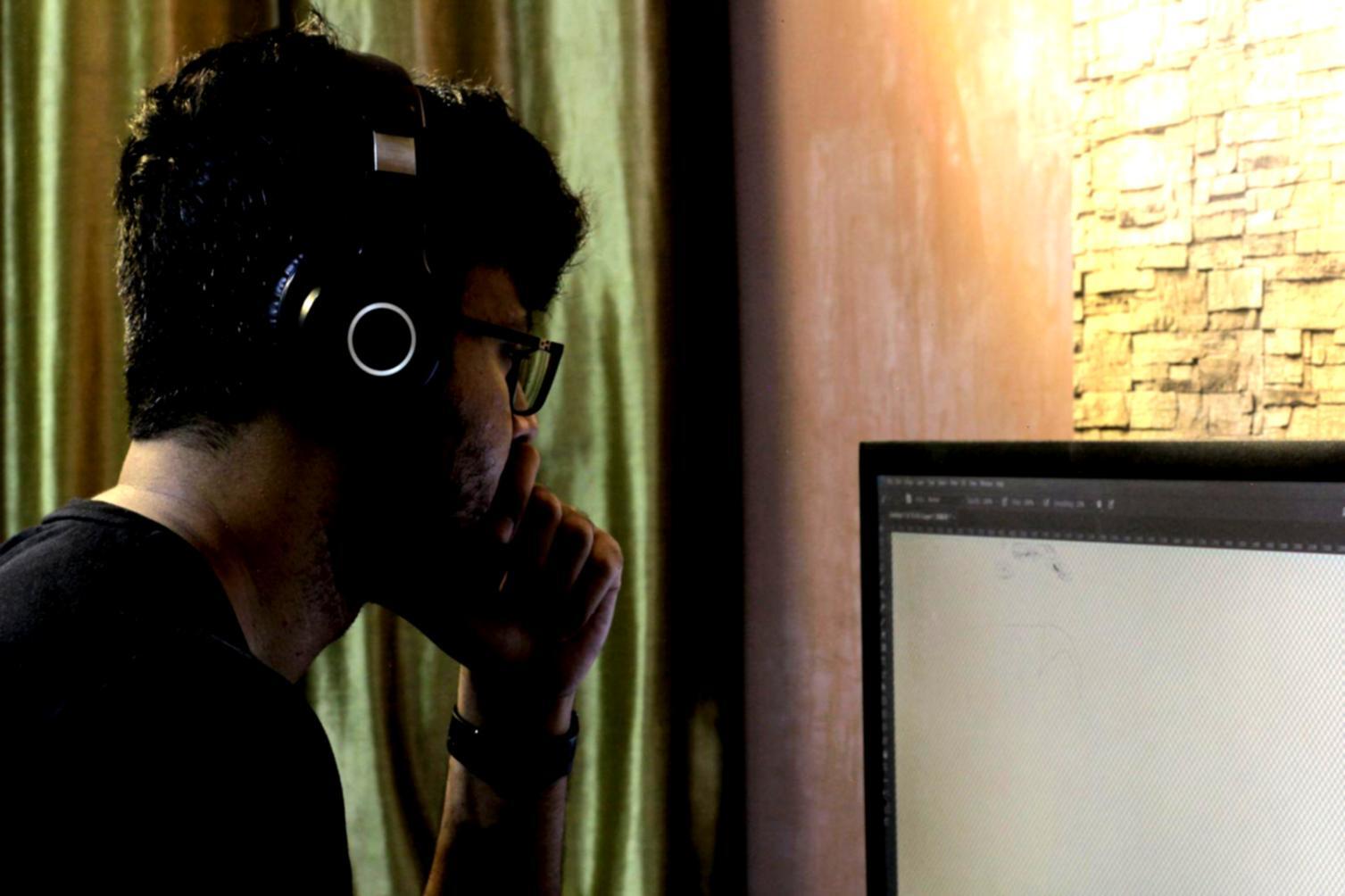 Equipo de consultores financieros trabajando en estrategias empresariales