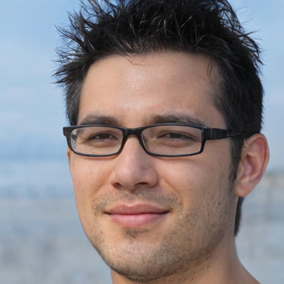 Consultor senior explicando estrategias financieras